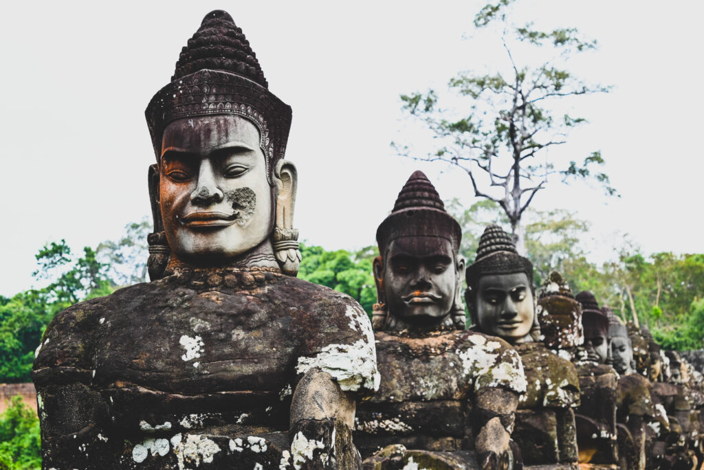 Des statues de dieu devant la port sud d'Angkor Thom