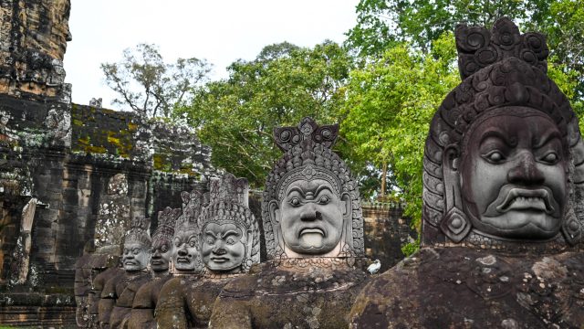 Il sont des statues de démon devant la porte d'Angkor Thom. On peut les voir dans le circuit 1 jour