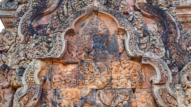 DSC_1959 Des scultures sur le fronton du temple Banteay Srey pour circuits à Siem Reap
