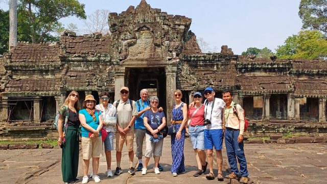 Un group des touristes français avec moi, un guide francophone tournant une photo devant un temple d'Angkor, circuit 2 jours